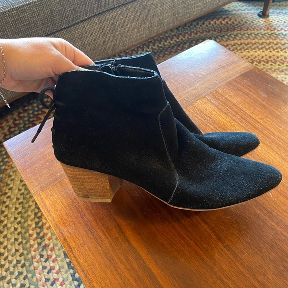 Tahari Charles black suede lace up ankle booties size 9 - Picture 2 of 9
